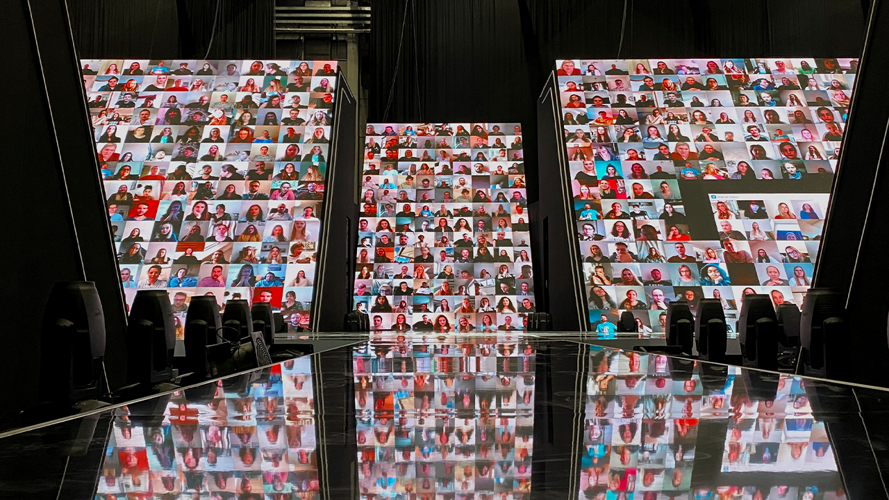Video walls with lots of people at the GNTM final